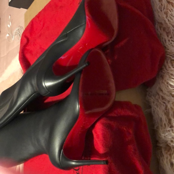 Christian Louboutin - Picture 6 of 7